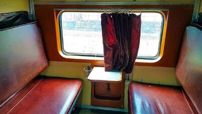 দক্ষিণবঙ্গের অন্যতম জনপ্রিয় ট্রেন ময়ূরাক্ষী এক্সপ্রেসে (১৩০৪৫) বড়সড় পরিবর্তন আনল রেল কর্তৃপক্ষ। যাত্রীদের দীর্ঘদিনের দাবি মেনেই এই ট্রেনে এবার থেকে যুক্ত করা হয়েছে শীতাতপ নিয়ন্ত্রিত থ্রি-টিয়ার (3A) কোচ। মূলত আরামদায়ক ও উন্নতমানের পরিষেবা নিশ্চিত করতেই এই বিশেষ সংযোজন।