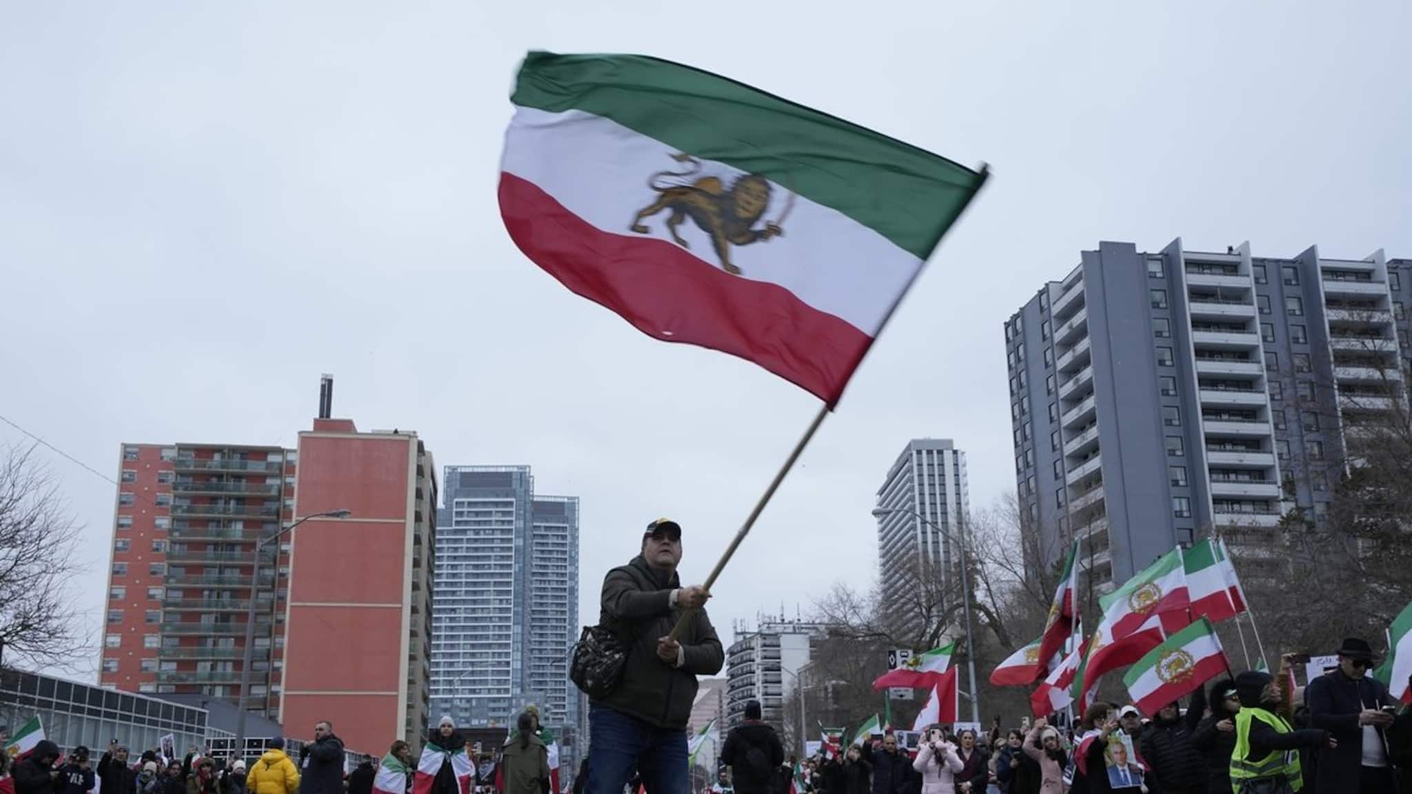 ‘একটাও গুলি চলেনি, কিন্তু মিসাইল হামলার চেয়ে ভাল ফলাফল’ ! ইরানে ডলার যে ভাবে মার্কিন অস্ত্র হয়ে উঠল