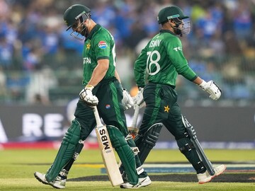ব্যাট-বল কিছুই পারে না পাকিস্তান! বিশ্বকাপে ভারতের সামনে হাঁটু গেড়ে বসল ১১ জন পাকিস্তানি
