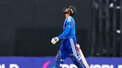 কলকাতা: জয়ের হ্যাটট্রিকে সুপার এইটের টিকিট পেয়ে যাওয়া ভারতীয় দলের গ্রুপের শেষ ম্যাচ নেদারল্যান্ডসের বিরুদ্ধে৷  ২০২৬ সালের আইসিসি টি-টোয়েন্টি বিশ্বকাপে টিম ইন্ডিয়ার জয়ের ধারা অব্যাহত। টিম ইন্ডিয়া এই ম্যাচের জন্য আহমেদাবাদের নরেন্দ্র মোদি স্টেডিয়ামে কঠোর অনুশীলন করেছে। বিশেষ করে অভিষেক শর্মা নেটে প্রচুর পরিশ্রম করেছেন। স্পিন বোলাররাও নেটে ব্যাপক অনুশীলন করেছেন। তবে, তা সত্ত্বেও, ভারতীয় দলের একাদশে কিছু উল্লেখযোগ্য পরিবর্তন আশা করা হচ্ছে।