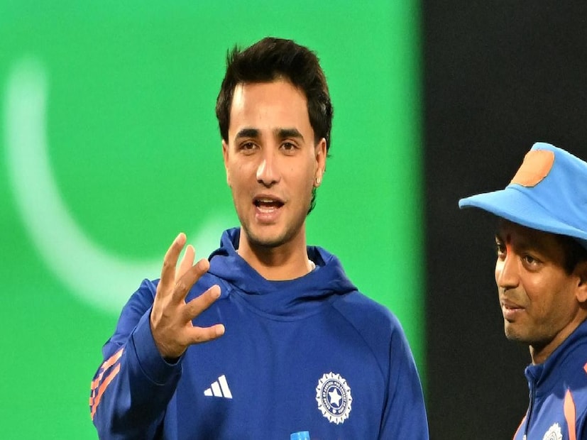 তিনি এখন আলোচনার কেন্দ্রে। পেট ব্যথা, হাসপাতালে ভর্তি, তার পরও কলম্বো উড়ে গেলেন অভিষেক শর্মা। হালকা অনুশীলন করলেন। তবে রবিবার পাকিস্তানের বিরুদ্ধে মহারণে তাঁর খেলার সম্ভাবনা কম বলেই মনে করছে বিশেষজ্ঞ মহল। তিনি এখন আলোচনার কেন্দ্রে। পেট ব্যথা, হাসপাতালে ভর্তি, তার পরও কলম্বো উড়ে গেলেন অভিষেক শর্মা। হালকা অনুশীলন করলেন। তবে রবিবার পাকিস্তানের বিরুদ্ধে মহারণে তাঁর খেলার সম্ভাবনা কম বলেই মনে করছে বিশেষজ্ঞ মহল।