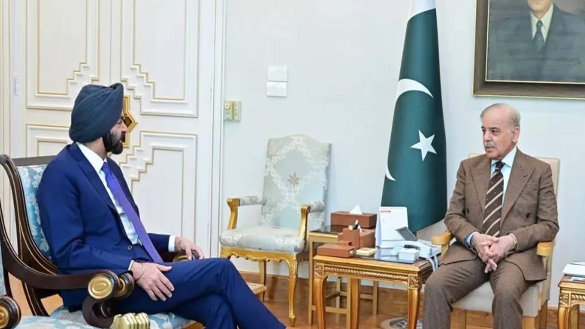 আর কোনও উপায় না থাকলে যা হয়! এক ভারতীয়র সামনেই ঝুঁকতে হল শেহবাজকে, বিশ্ব ব্যাঙ্কের প্রধানের জন্য একেবারে রেড কার্পেট বিছিয়ে দিল পাকিস্তান !