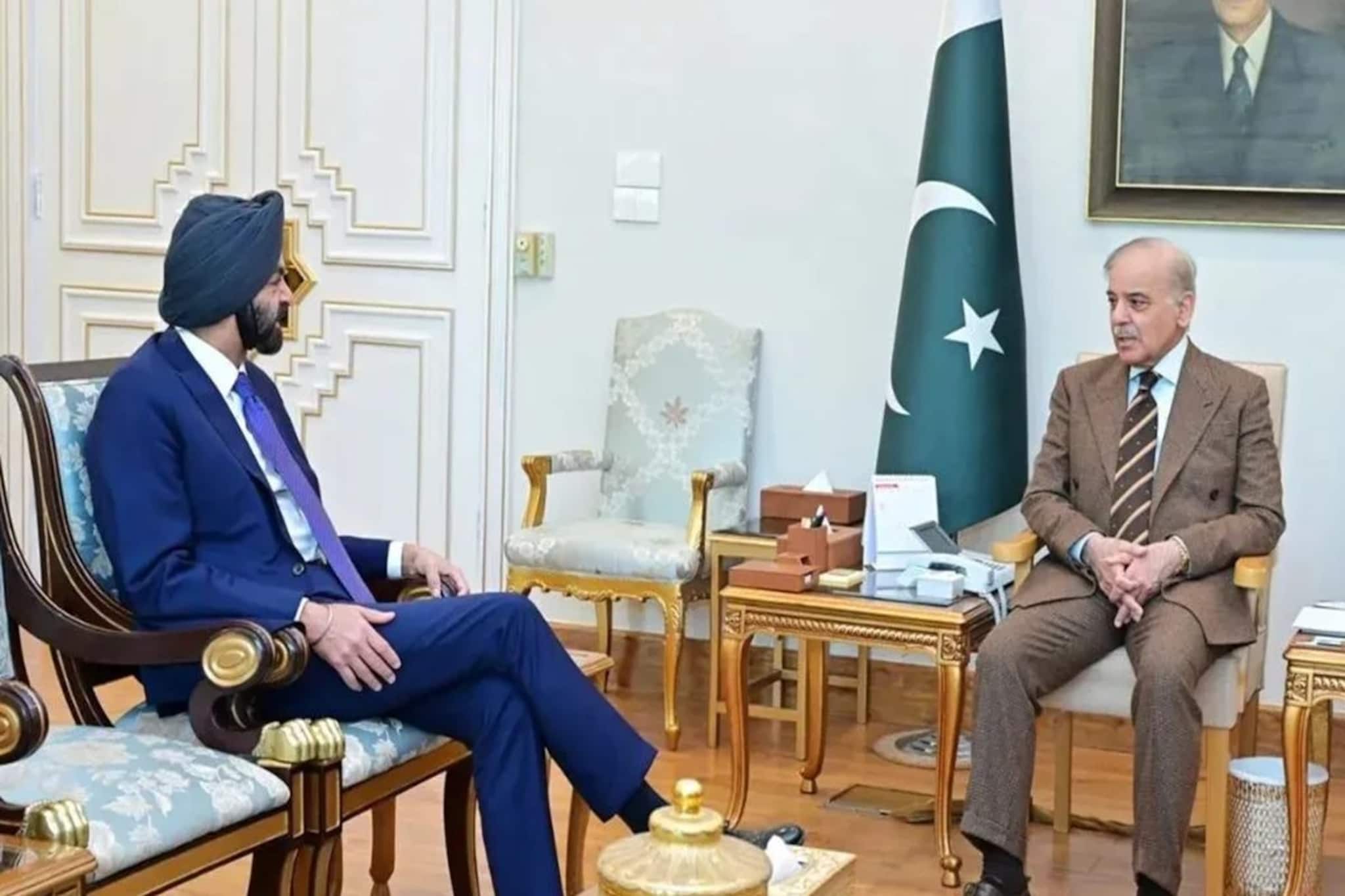 এক ভারতীয়র সামনেই ঝুঁকতে হল শেহবাজকে! বিশ্বব্যাঙ্কের প্রধানের জন্য রেডকার্পেট পাকিস্তানের