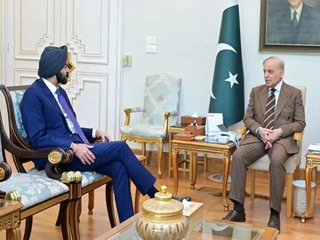 এক ভারতীয়র সামনেই ঝুঁকতে হল শেহবাজকে! বিশ্বব্যাঙ্কের প্রধানের জন্য রেডকার্পেট পাকিস্তানের