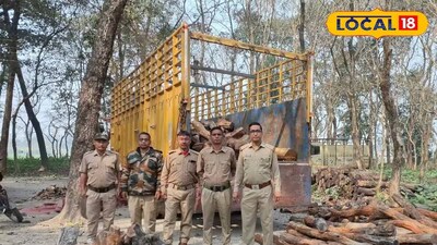 খয়ের কাঠ সমেত বনকর্মীরা 