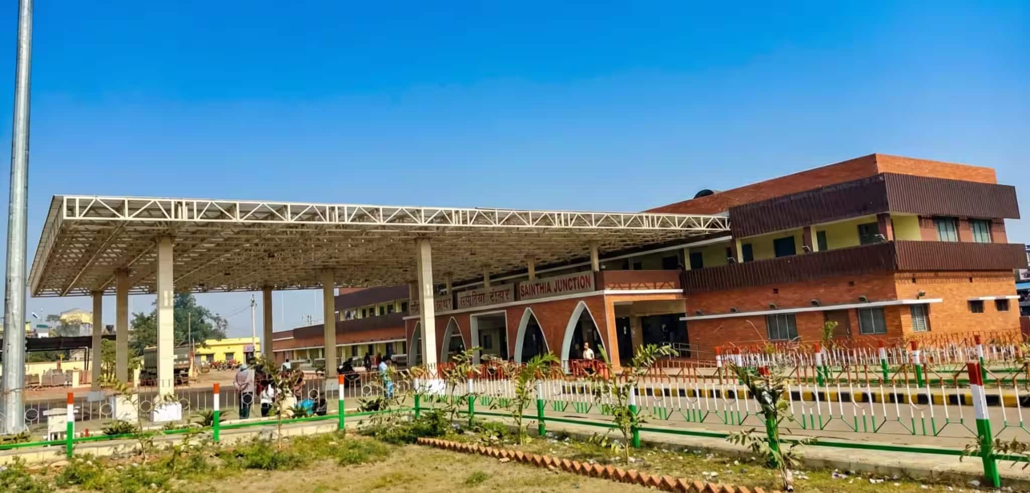  অমৃত ভারত স্টেশন প্রকল্পের অধীনে সাঁইথিয়া স্টেশনের রূপান্তর: যাত্রী ও পুণ্যার্থীদের বিশ্বমানের অভিজ্ঞতা প্রদানের উদ্যোগ*