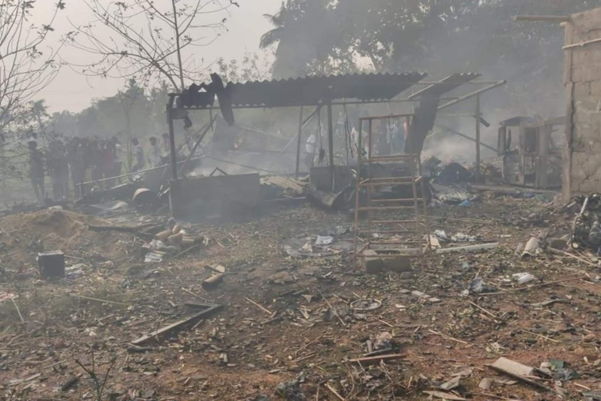 ছিন্নভিন্ন হয়ে গেল দেহ ! অন্ধ্রপ্রদেশের কাকিনাড়ায় বাজি কারখানার ভয়াবহ বিস্ফোরণ! মৃত ১৮ ছিন্নভিন্ন হয়ে গেল দেহ ! অন্ধ্রপ্রদেশের কাকিনাড়ায় বাজি কারখানার ভয়াবহ বিস্ফোরণ! মৃত ১৮