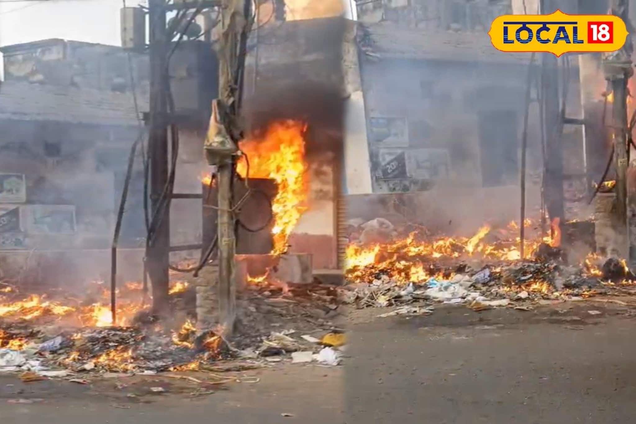 কুলটিতে রাস্তার ধারে ট্রান্সফর্মারে আগুন! জ্বলে উঠল আবর্জনার পাহাড়