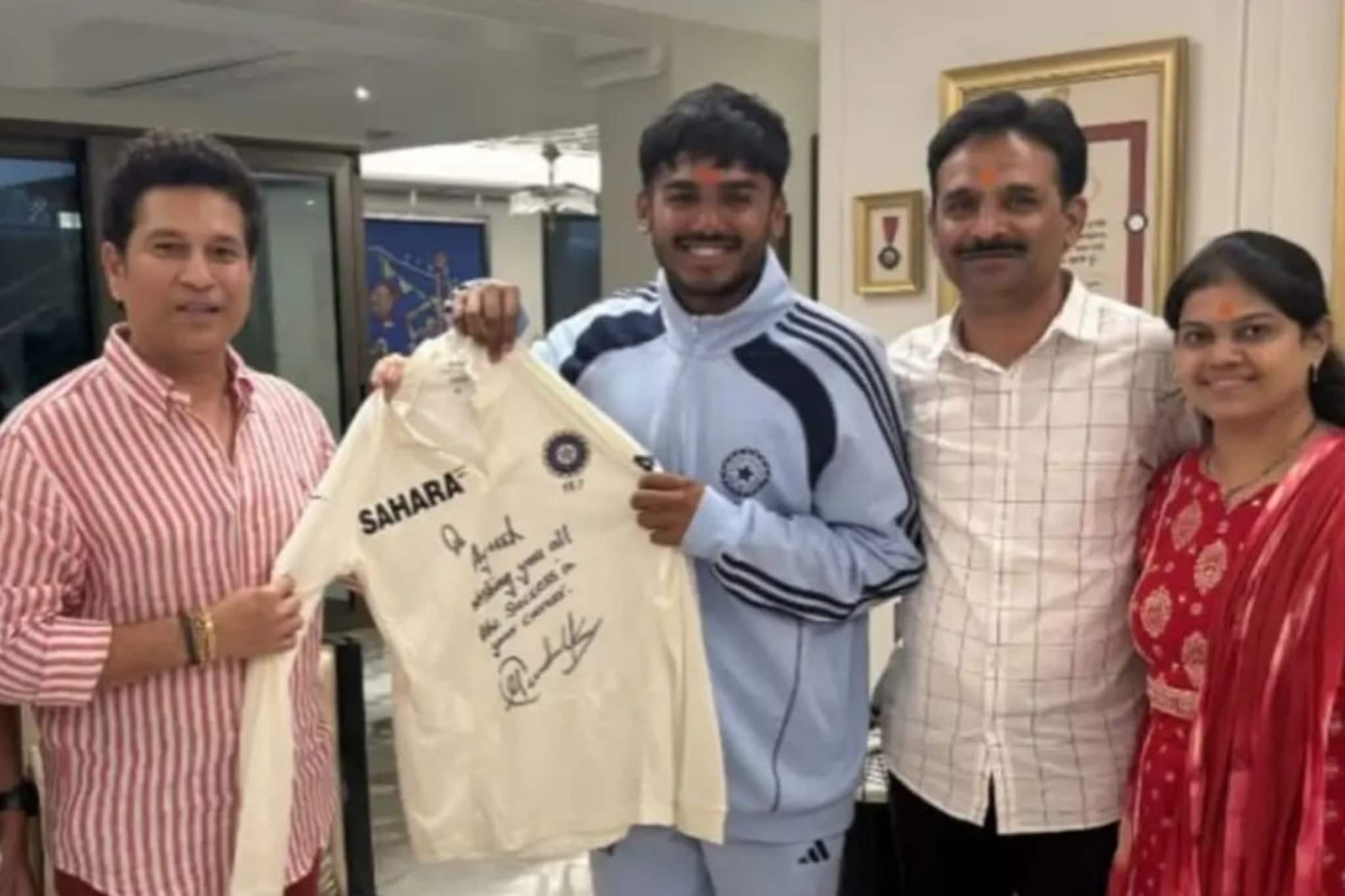 'ক্রিকেট ঈশ্বরের' হাত থেকে পেলেন বিশেষ উপহার, আবেগ ধরে রাখতে পারলেন বিশ্বজয়ী আয়ুষ