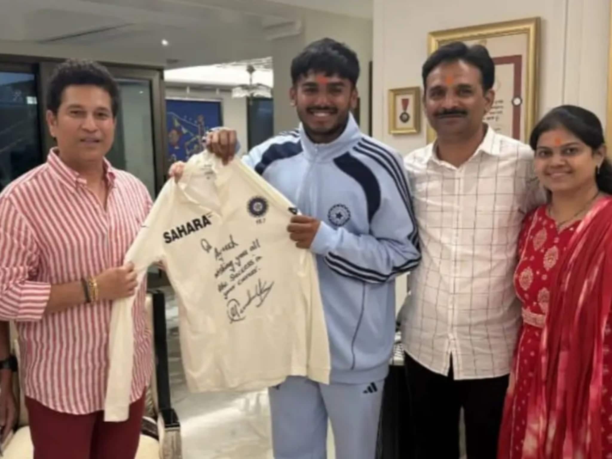 'ক্রিকেট ঈশ্বরের' হাত থেকে পেলেন বিশেষ উপহার, আবেগ ধরে রাখতে পারলেন বিশ্বজয়ী আয়ুষ