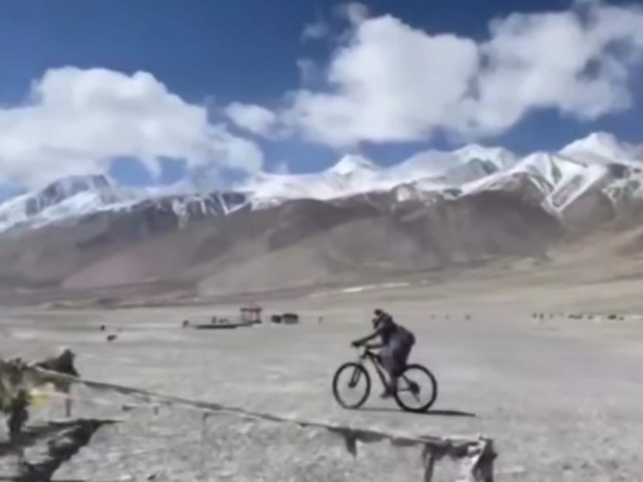 সাইকেল নিয়ে করেছেন গোটা বিশ্ব! এবার বাঁকুড়ায় হাজির অন্ধ্রপ্রদেশের মেয়ে