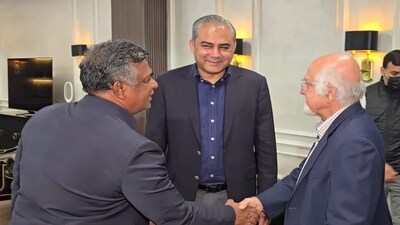 বাংলাদেশকে বাদ দেওয়ার প্রতিবাদে টি-টোয়েন্টি বিশ্বকাপের ভারত-ম্যাচ বয়কটের সিদ্ধান্ত নিয়েছে পাকিস্তান। জয় শাহের আন্তর্জাতিক ক্রিকেট সংস্থা ১৫ ফেব্রুয়ারির ভারত-পাক ম্যাচ আয়োজনের চেষ্টা করছে। পাকিস্তান ক্রিকেট বোর্ডের (পিসিবি) সঙ্গে নতুন করে আলোচনা শুরু হয়েছে। এই ইস্যুতে পিসিবির পাশে বাংলাদেশ ক্রিকেট বোর্ড (বিসিবি)। আইসিসির বৈঠকে আগে নিজেদের মধ্যে আলোচনা করতে লাহোর গিয়েছেন বিসিবি সভাপতি। (Photo: X)