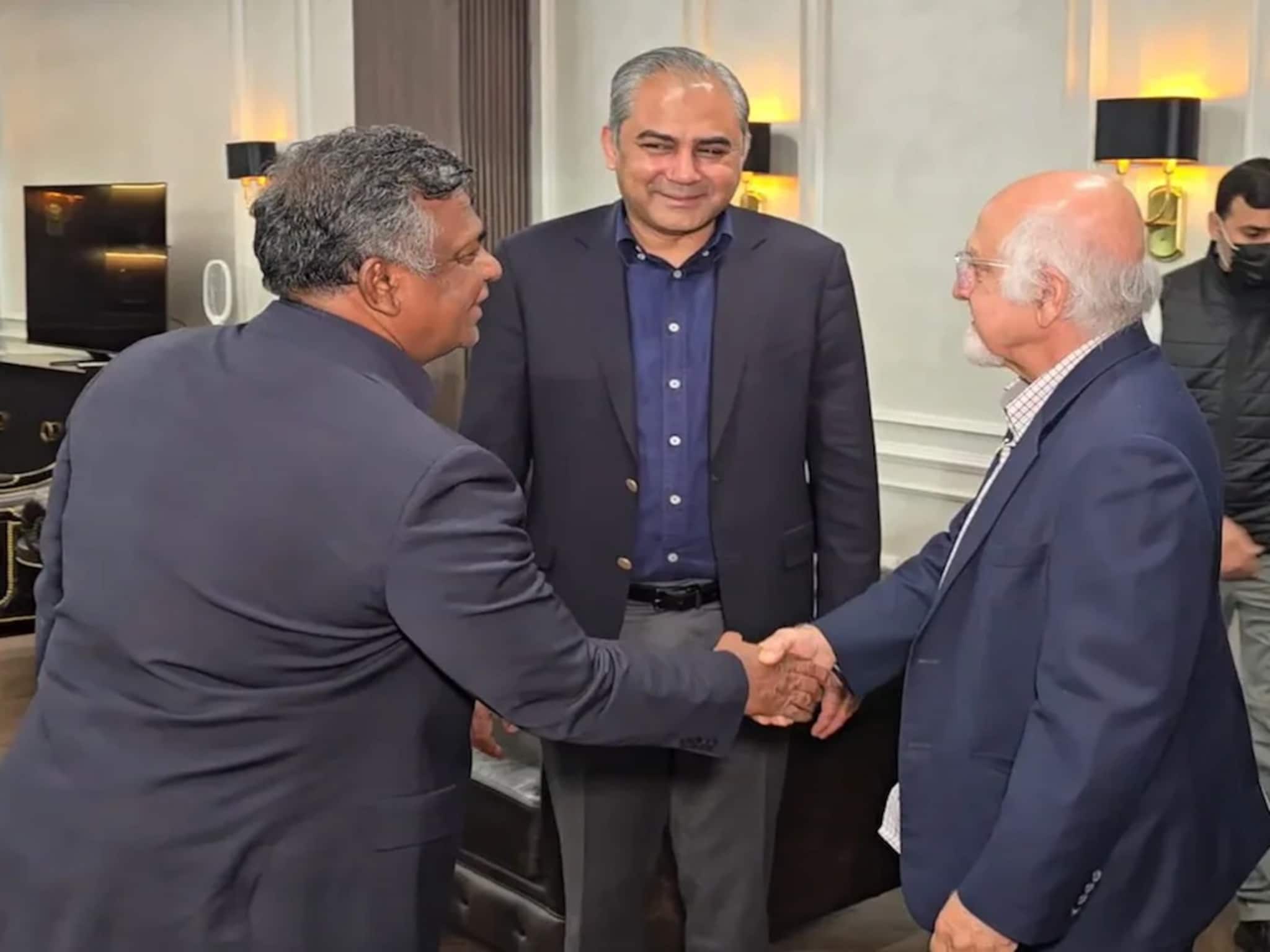 বয়কটের সিদ্ধান্ত থেকে ‘ইউ-টার্ন’! বিশ্বকাপে ভারত ম্যাচ খেলা নিয়ে সুর নরম পাকিস্তানের?