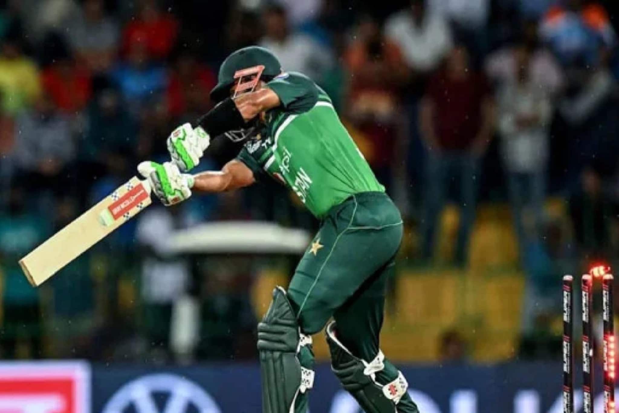 পাকিস্তানের 'হিরো' ভারতের সামনে পড়লেই 'জিরো'! 'ওপারের বিরাট কোহলি'র এবার কেরিয়ার শেষ!