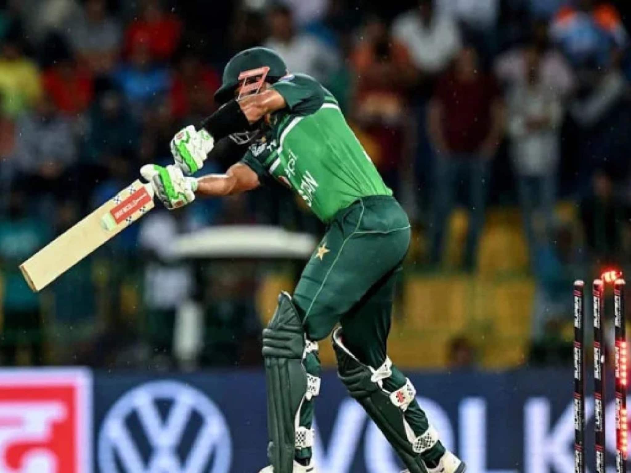 পাকিস্তানের 'হিরো' ভারতের সামনে পড়লেই 'জিরো'! 'ওপারের বিরাট কোহলি'র এবার কেরিয়ার শেষ!