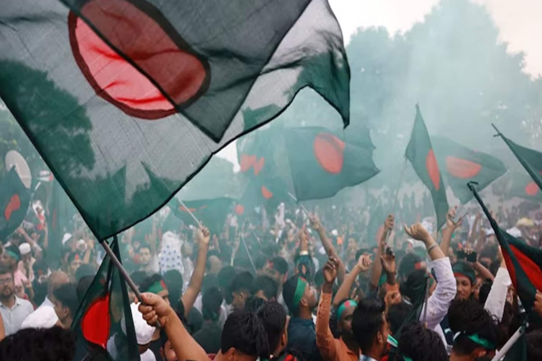 গণভোটে বিপুল ব্যবধানে জিতল হ্যাঁ ভোট! কী কী বদল আসবে বাংলাদেশে? গণভোটে বিপুল ব্যবধানে জিতল হ্যাঁ ভোট! কী কী বদল আসবে বাংলাদেশে?