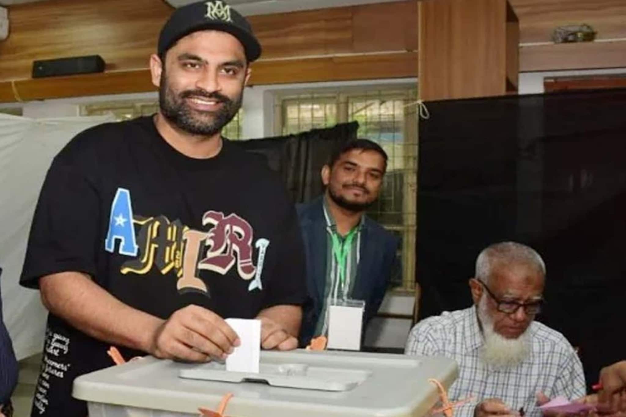 ‘জীবনের প্রথম ভোট দিচ্ছি, খুবই এক্সাইটেড..!’ ভোটকেন্দ্র থেকে বেরিয়ে এসে বললেন তামিম ইকবাল