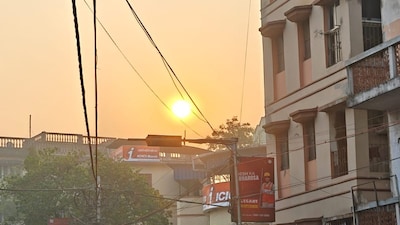 ক্রমশ বাড়ছে তাপমাত্রা। সকালে ও রাতে শীতের আমেজ কমছে। দিনে শীতের অনুভূতি কার্যত উধাও। উইকেন্ডে সর্বনিম্ন তাপমাত্রা আরও ২ ডিগ্রি সেলসিয়াস বাড়তে পারে। রবিবারে মধ্যে দিনের বেলায় শীত কার্যত উধাও হবে।এমনটাই জানিয়েছে আবহাওয়া দফতর ৷