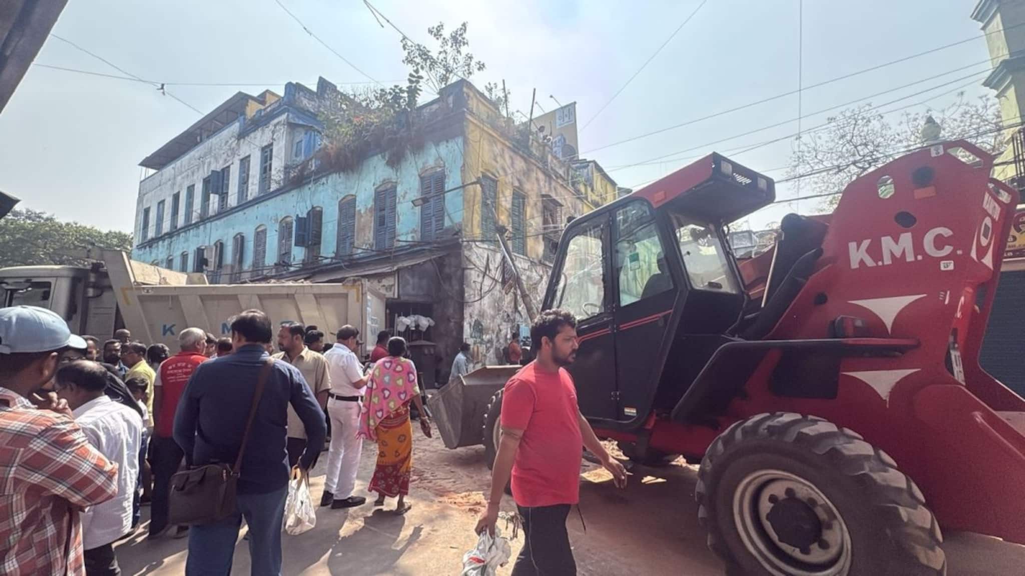 ভবানীপুরের দেবেন্দ্র ঘোষ রোডে ভেঙে পড়ল দেড়শো বছরের প্রাচীন তোরণ !