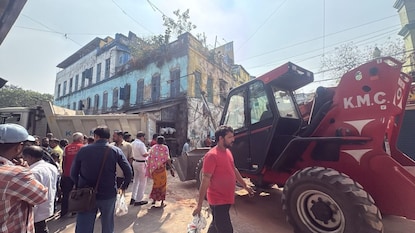 ভবানীপুরে ভেঙে পড়ল দেড়শো বছরের প্রাচীন তোরণ ! ভবানীপুরে ভেঙে পড়ল দেড়শো বছরের প্রাচীন তোরণ !