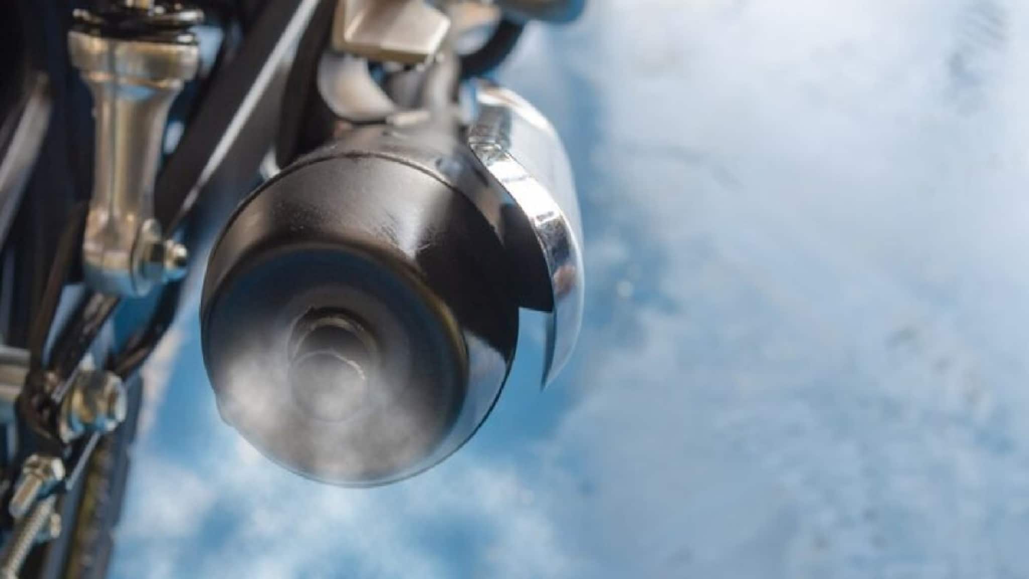 Bikes : বাইক থেকে গলগল করে সাদা-কালো ধোঁয়া বেরোচ্ছে? অনেকেরই হয় এই সমস্যা, শুরুতেই সমস্যা না সারালে কিন্তু অনেক খরচ