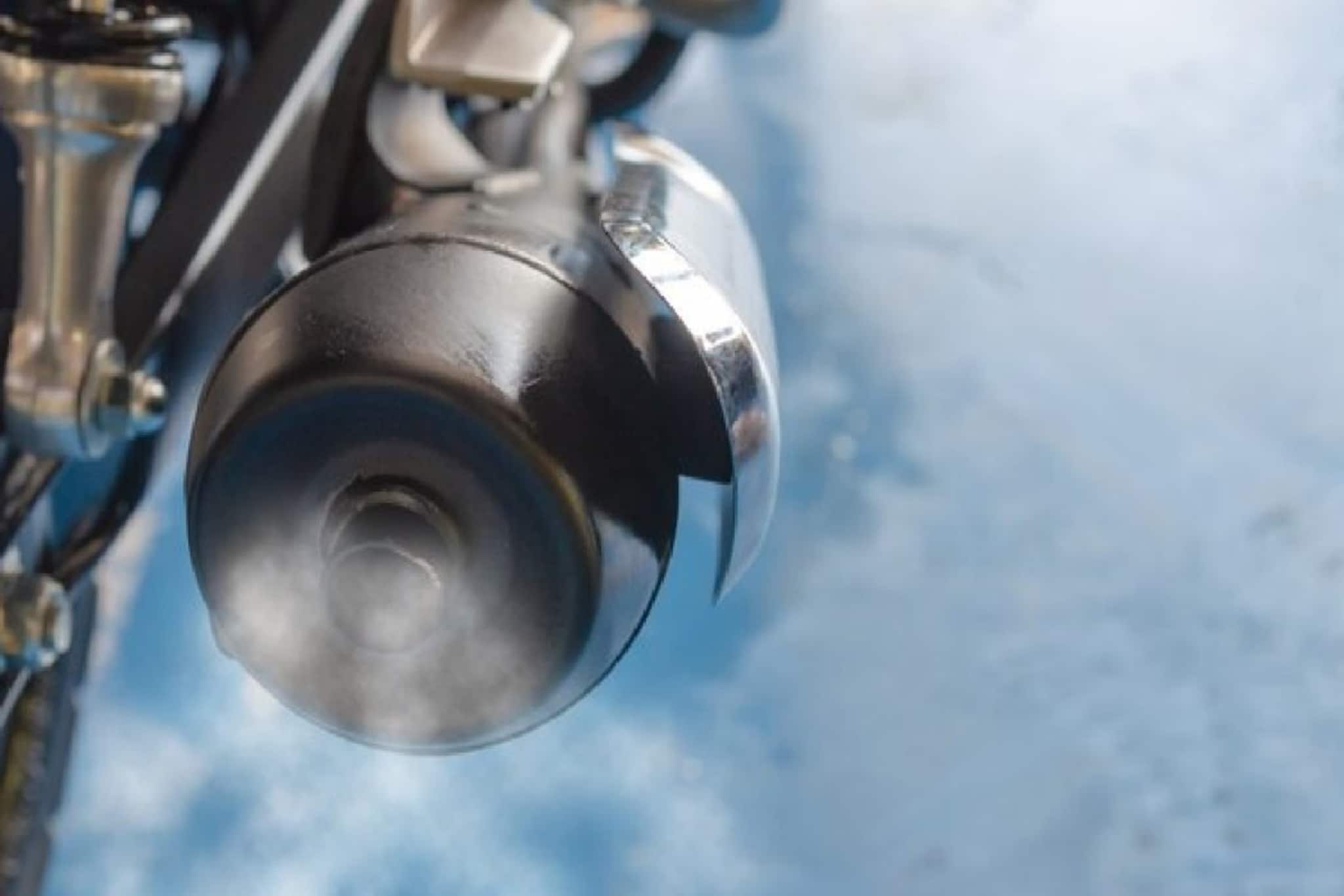 বাইক থেকে গলগল করে সাদা-কালো ধোঁয়া বেরোচ্ছে? অনেকেরই হয় এই সমস্যা... বাইক থেকে গলগল করে সাদা-কালো ধোঁয়া বেরোচ্ছে? অনেকেরই হয় এই সমস্যা...