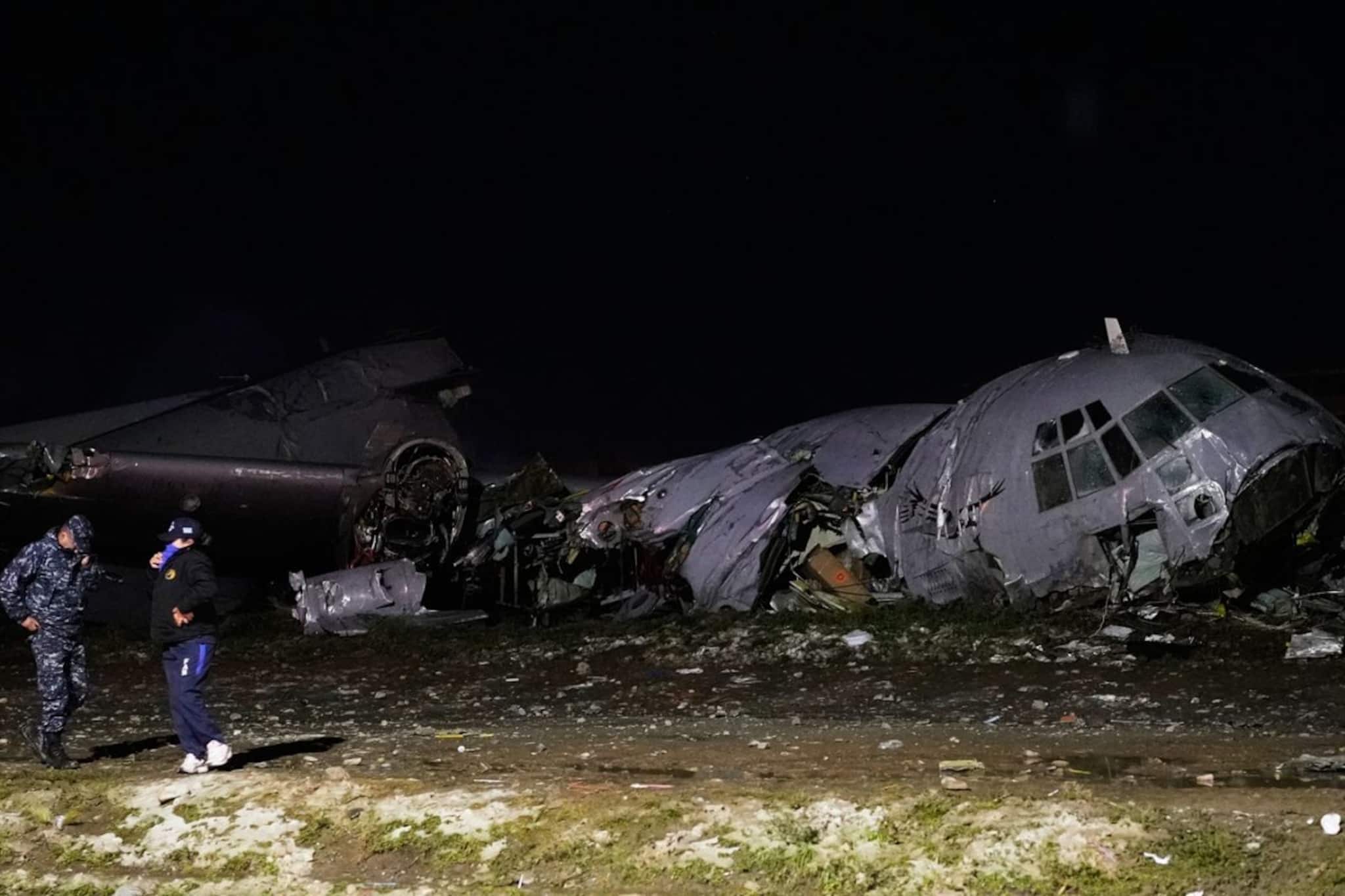 টেক অফের পরেই বিপত্তি ! টাকার বান্ডিল ভর্তি বিমান ভেঙে পড়ল বলিভিয়ার হাইওয়েতে, মৃত ১৫ টেক অফের পরেই বিপত্তি ! টাকার বান্ডিল ভর্তি বিমান ভেঙে পড়ল বলিভিয়ার হাইওয়েতে, মৃত ১৫