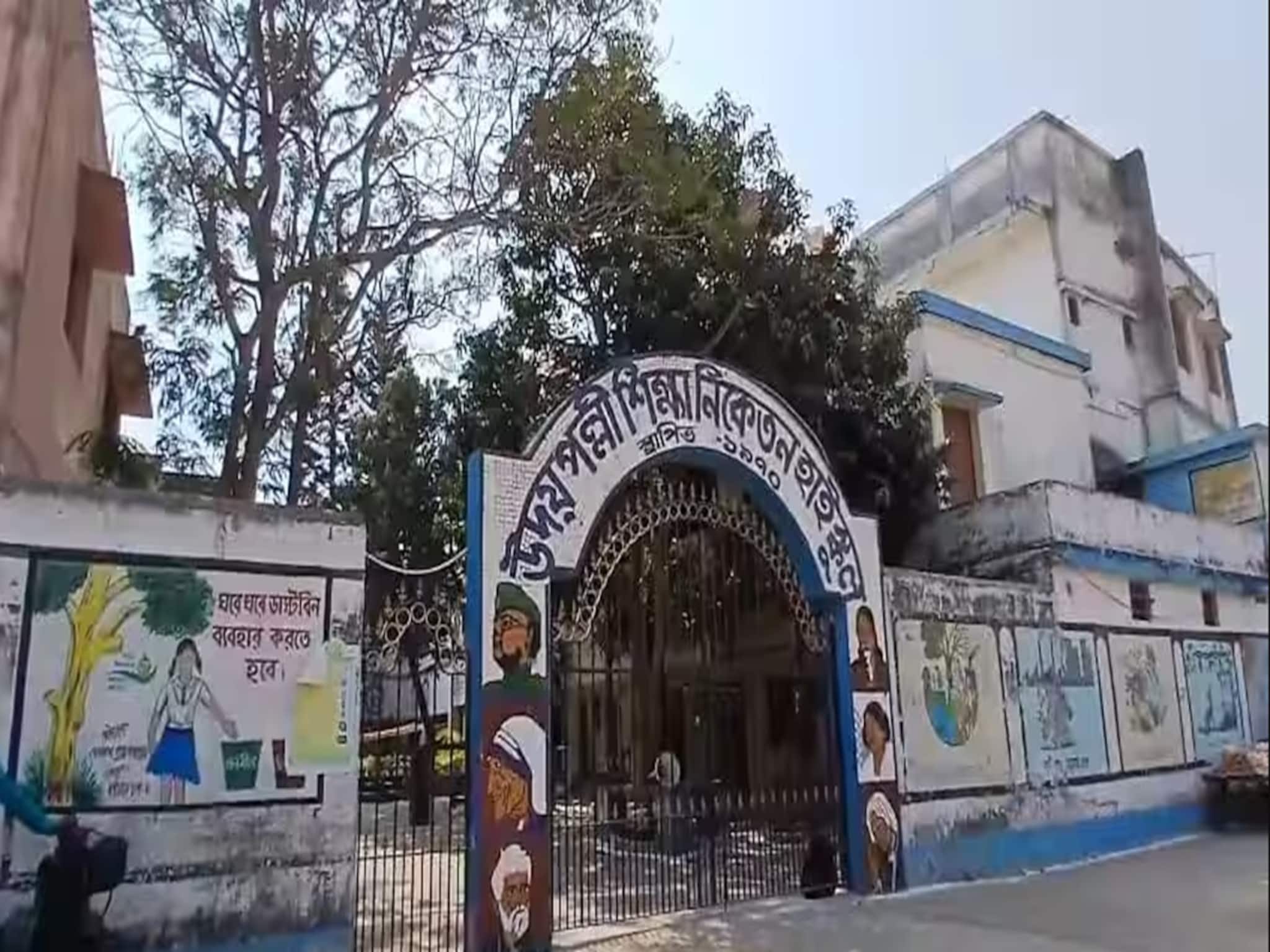 পরীক্ষাকেন্দ্রের বাইরে 'রিভলবার' উঁচিয়ে তিন ছাত্র,বর্ধমানে মাধ্যমিকের আগে হুলস্থুল কাণ্ড!