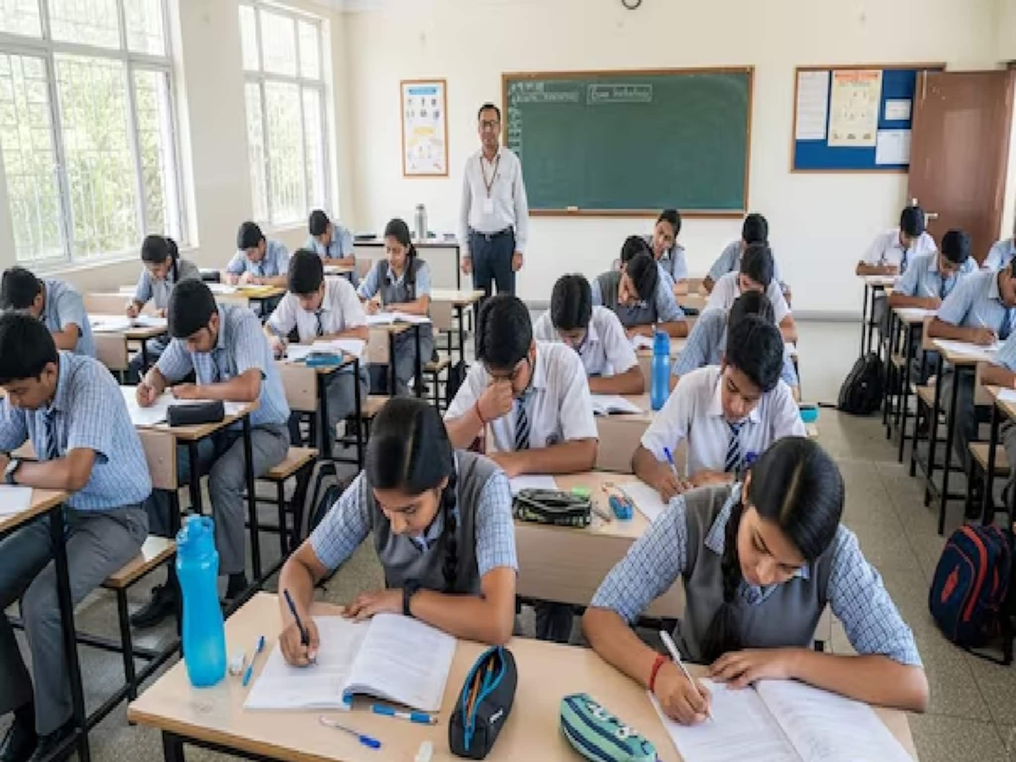 দ্বাদশ শ্রেণির অঙ্ক পরীক্ষা বলে কথা! হাতে অল্প সময়, রইল চটজলদি প্রস্তুতির সহজ টিপস!