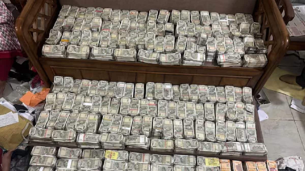 সরকারি কর্মীর বাড়িতে টাকার পাহাড়! হাতে গোনা গেল না, আনতে হল মেশিন