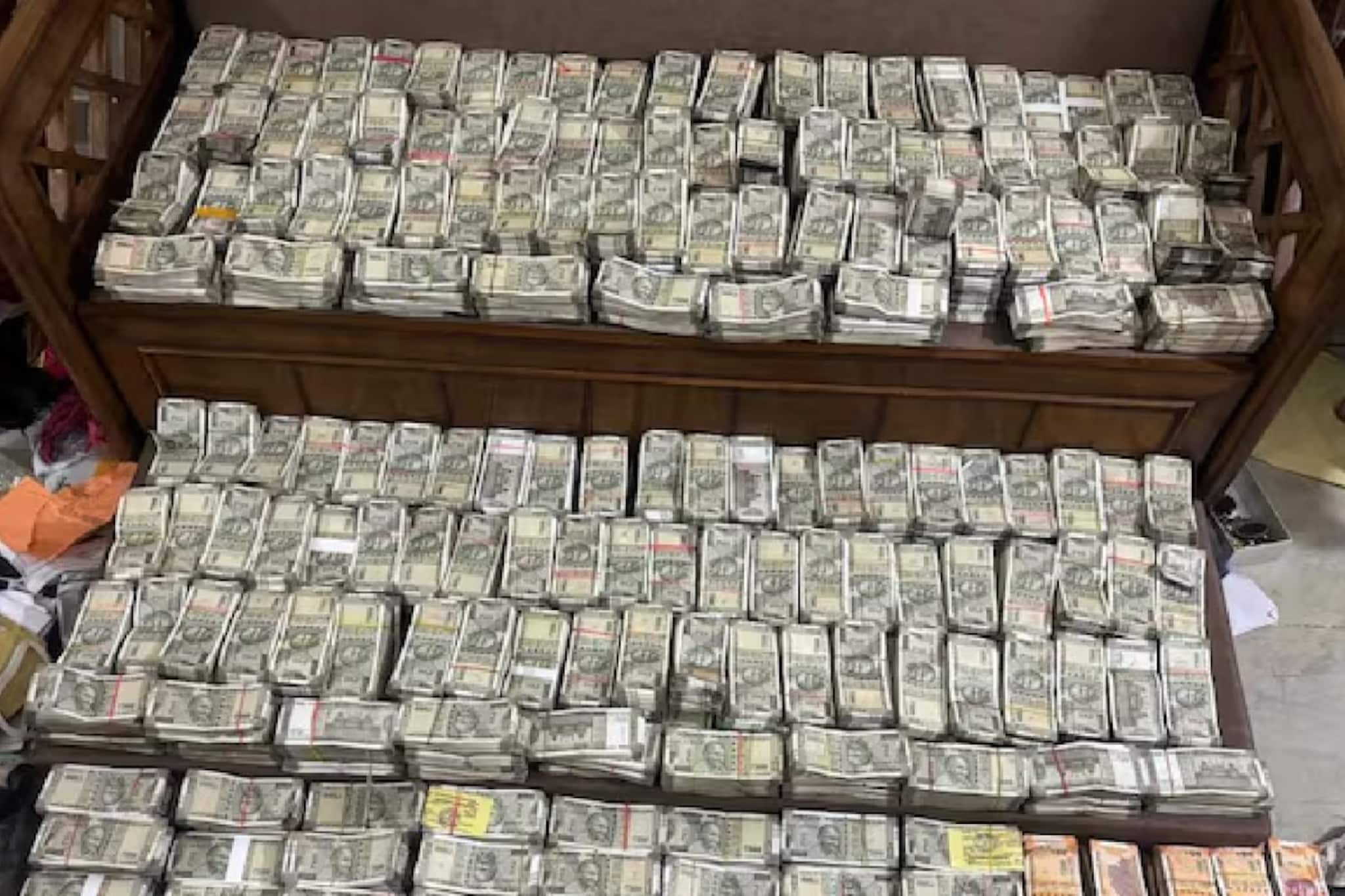 মাসে ৮০০০ হাজার টাকা বেতন পেতেন, তার বাড়িতে টাকার পাহাড়! হাতে গোনা গেল না, আনতে হল মেশিন মাসে ৮০০০ হাজার টাকা বেতন পেতেন, তার বাড়িতে টাকার পাহাড়! হাতে গোনা গেল না, আনতে হল মেশিন