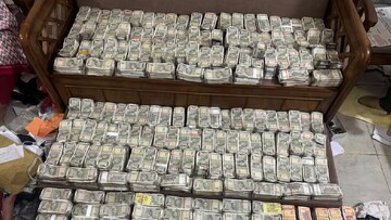 মাসে ৮০০০ টাকা বেতন পেতেন, তার বাড়িতে টাকার পাহাড়! হাতে গোনা গেল না, আনতে হল মেশিন