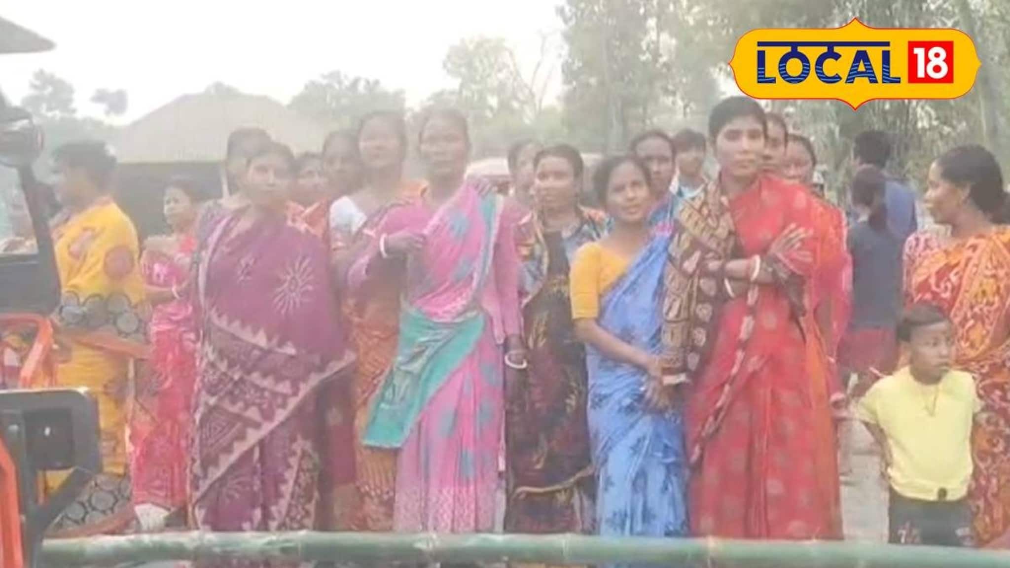 ১৫ বছরের যন্ত্রণা থেকে মুক্তি চাই! বেহাল রাস্তা পাকা করার দাবিতে পথ অবরোধ করে বিক্ষোভ