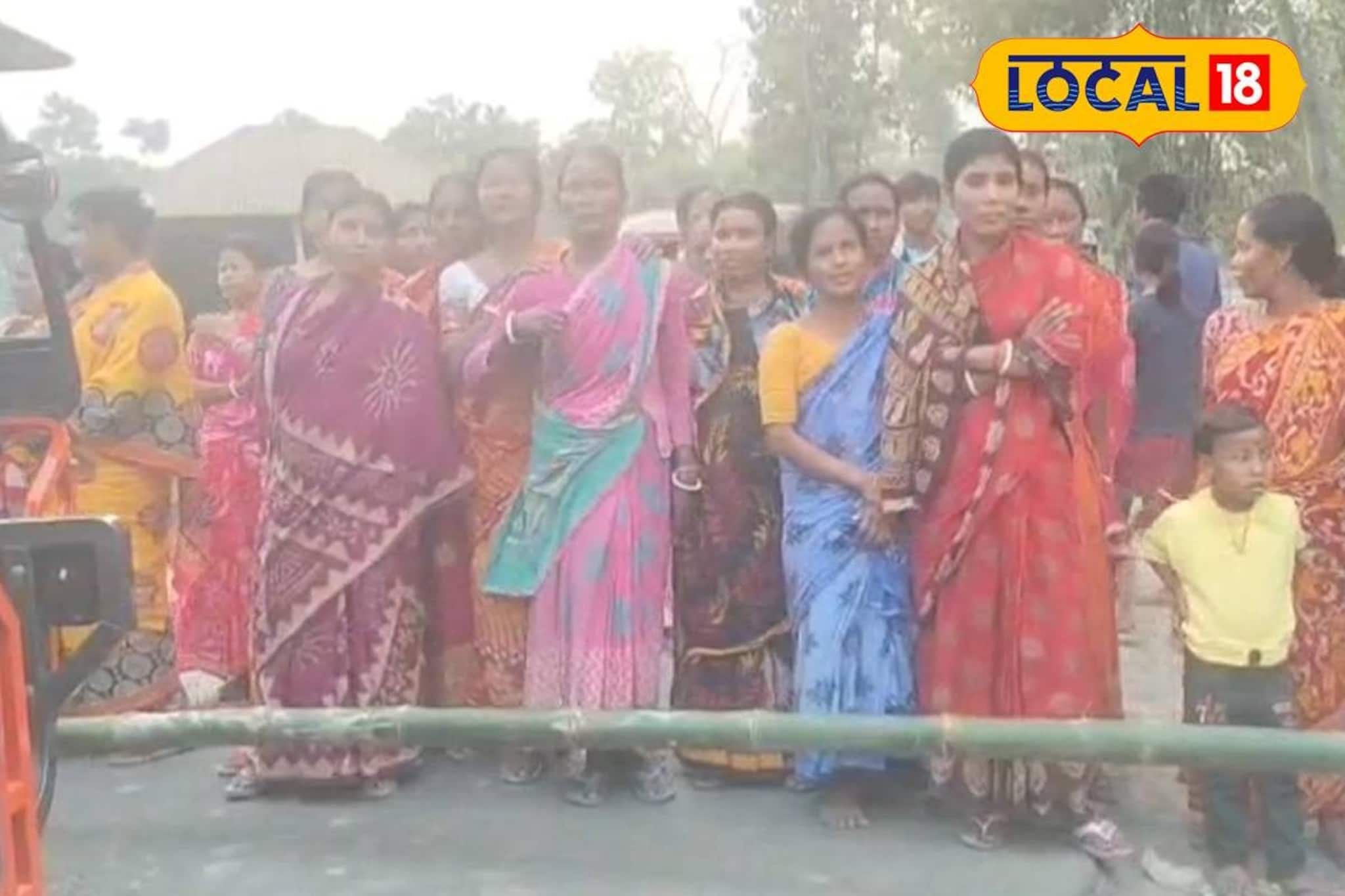 ১৫ বছরের যন্ত্রণা থেকে মুক্তি চাই! বেহাল রাস্তা পাকা করার দাবিতে পথ অবরোধ করে বিক্ষোভ