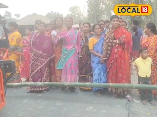 রাস্তা আটকে বিক্ষোভ