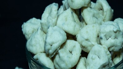 বিশেষ করে শীতকালে বড়ি দিয়ে নানা ধরনের তরকারি, শাক, মাছের ঝোল খাওয়ার চল রয়েছে বাঙালি বাড়িতে। এই বড়ি খেলে শরীরে কী হয় জানেন?