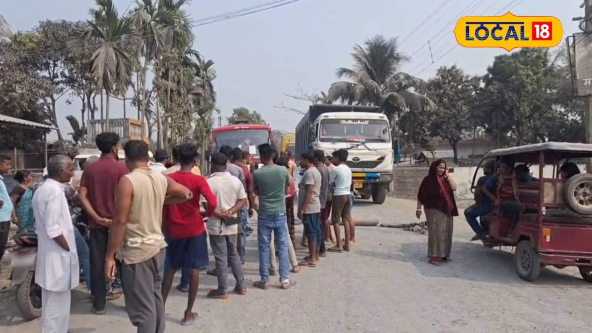 রাস্তার হাল বেহাল! রাজ্য সড়ক অবরোধ করে বিক্ষোভ স্থানীয়দের রাস্তার হাল বেহাল! রাজ্য সড়ক অবরোধ করে বিক্ষোভ স্থানীয়দের
