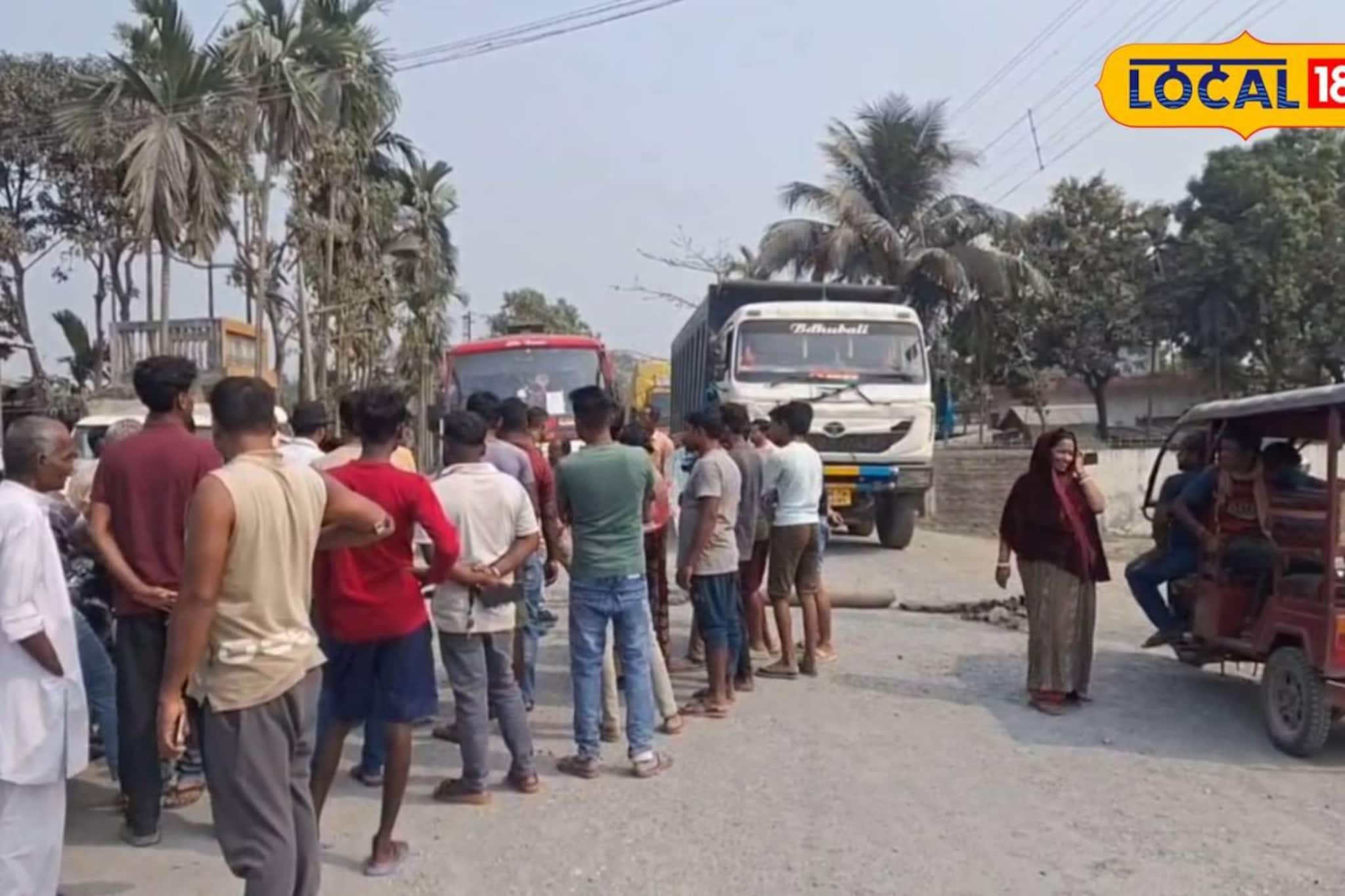 রাস্তার হাল বেহাল! রাজ্য সড়ক অবরোধ করে বিক্ষোভ স্থানীয়দের রাস্তার হাল বেহাল! রাজ্য সড়ক অবরোধ করে বিক্ষোভ স্থানীয়দের