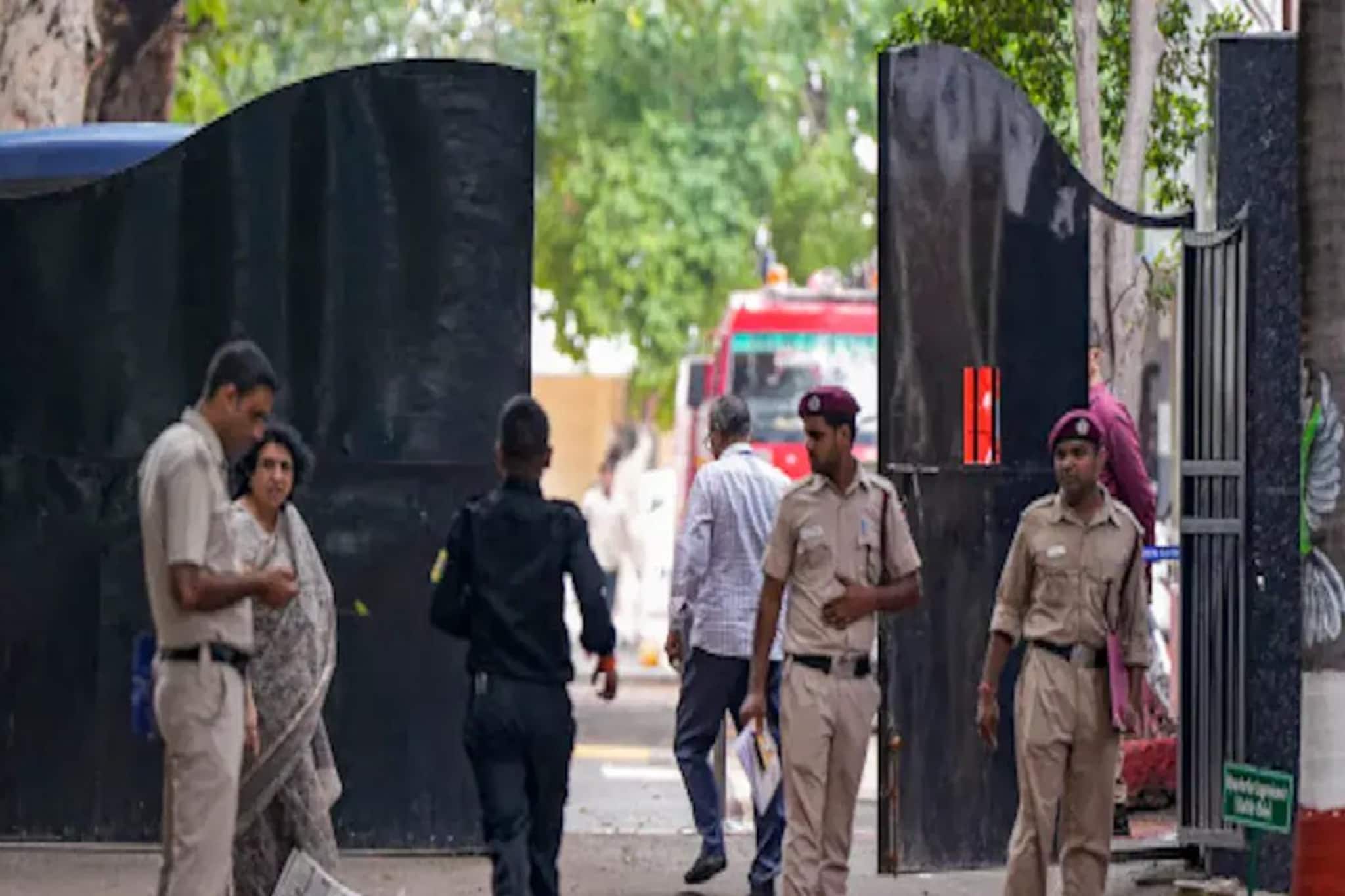 'দিল্লি খালিস্তানে পরিণত হবে', ৯ স্কুলে পর পর বোমা হামলার হুমকি! রাজধানীতে বাড়ল নিরাপত্তা