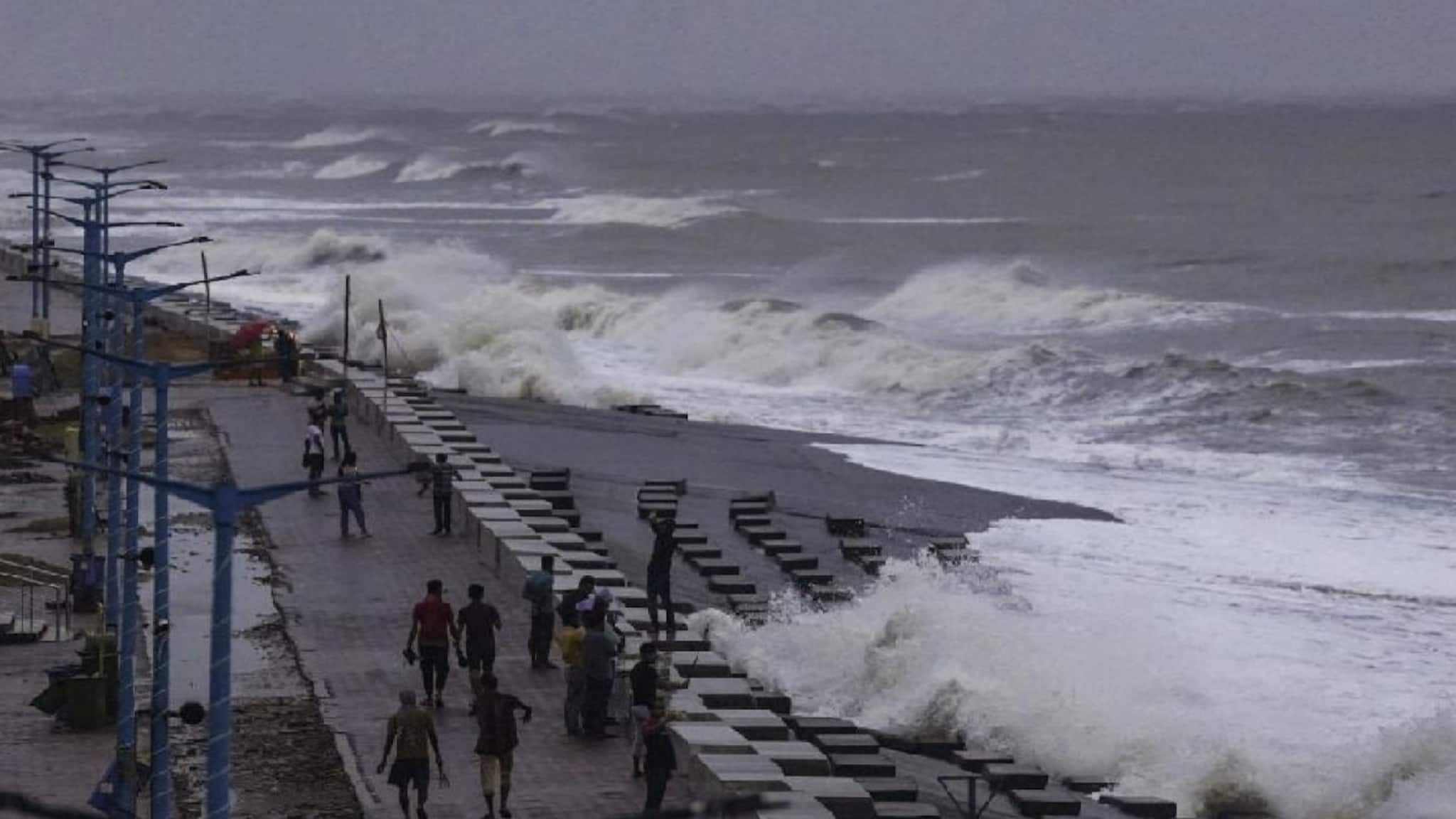 Weather Update: উত্তরবঙ্গের পাহাড়ে হালকা বৃষ্টির সম্ভাবনা, দক্ষিণের আবহাওয়ার ১৮০ ডিগ্রি পরিবর্তন