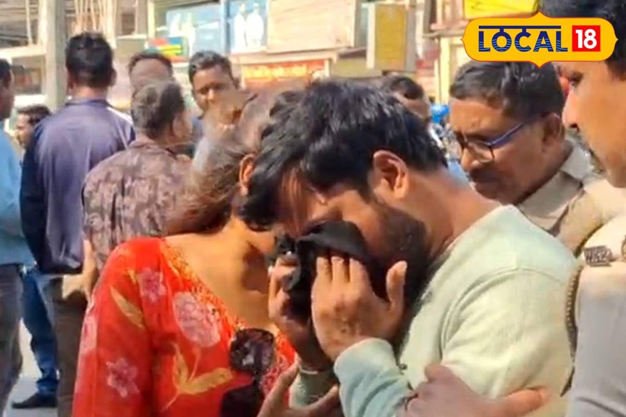 প্রেমদিবসে বিয়ের নোটিস দিতে গিয়ে মহাবিপাকে যুগল! স্কুটার থেকে বেরিয়ে এল মারাত্মক জিনিস প্রেমদিবসে বিয়ের নোটিস দিতে গিয়ে মহাবিপাকে যুগল! স্কুটার থেকে বেরিয়ে এল মারাত্মক জিনিস