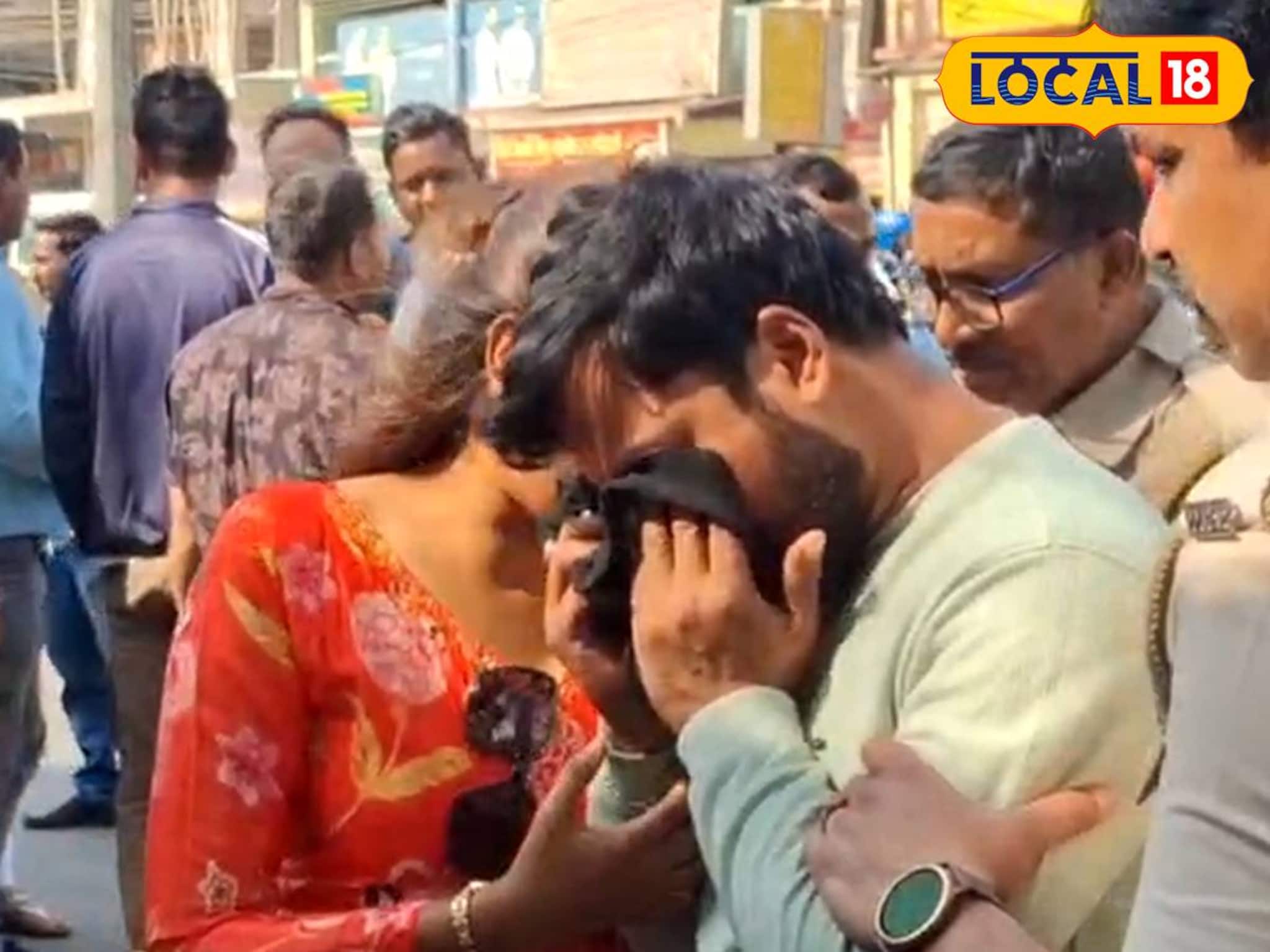 প্রেমদিবসে বিয়ের নোটিস দিতে গিয়ে মহাবিপাকে যুগল! স্কুটার থেকে বেরিয়ে এল মারাত্মক জিনিস প্রেমদিবসে বিয়ের নোটিস দিতে গিয়ে মহাবিপাকে যুগল! স্কুটার থেকে বেরিয়ে এল মারাত্মক জিনিস