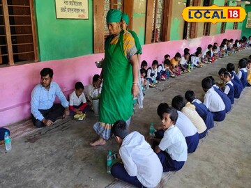 নিজে খেয়ে মিড ডে মিলের মান যাচাই! পরিদর্শনে এসে পড়ুয়াদের সঙ্গে বসে খাবার খেলেন বিডিও
