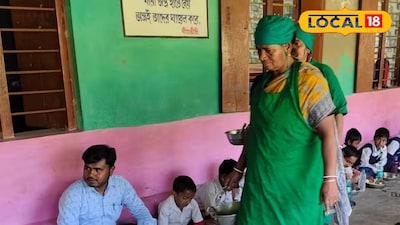 স্কুলে বসে মিড ডে মিল খাচ্ছেন বিডিও