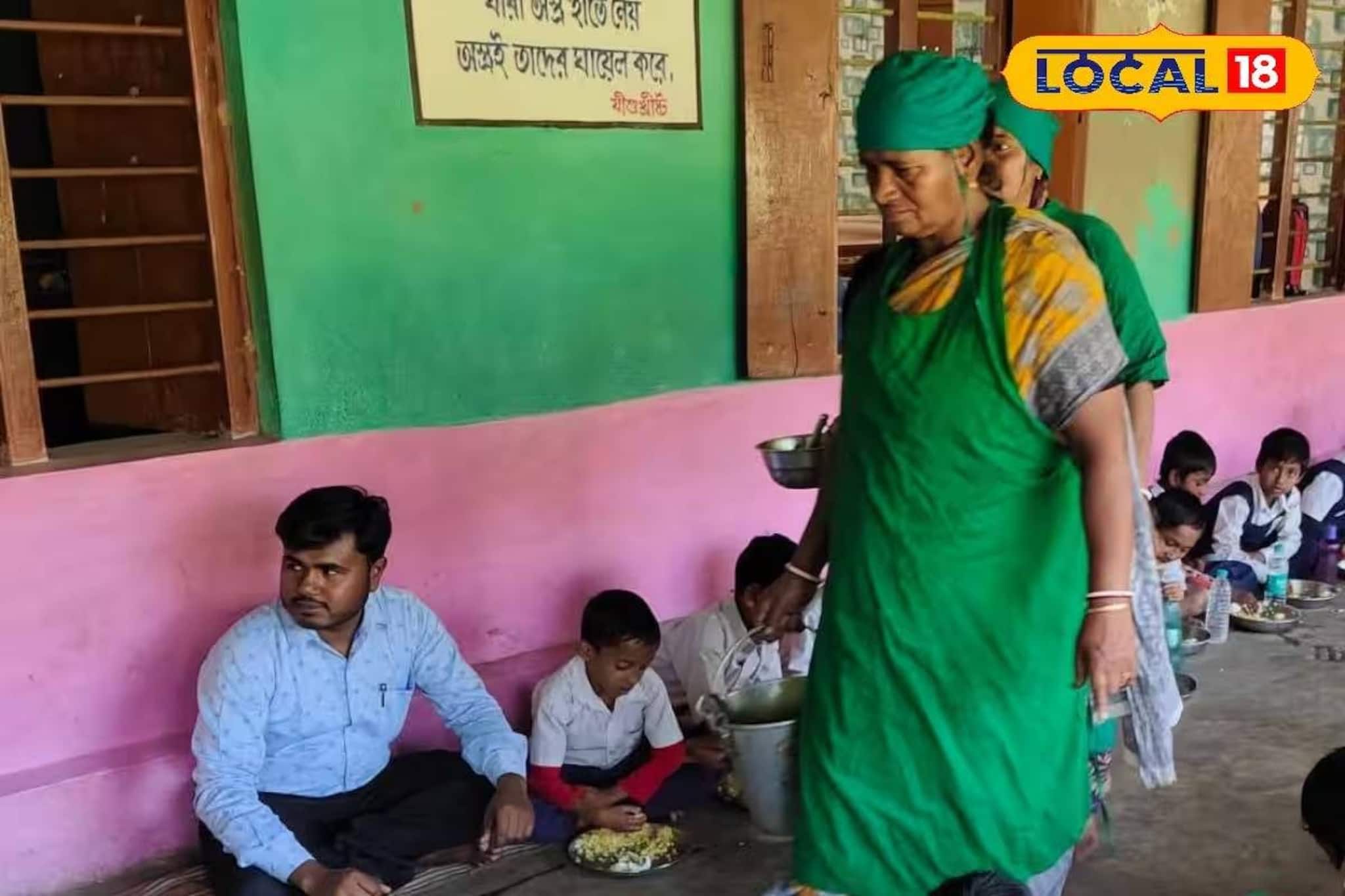 নিজে খেয়ে মিড ডে মিলের মান যাচাই! পরিদর্শনে এসে পড়ুয়াদের সঙ্গে বসে খাবার খেলেন বিডিও