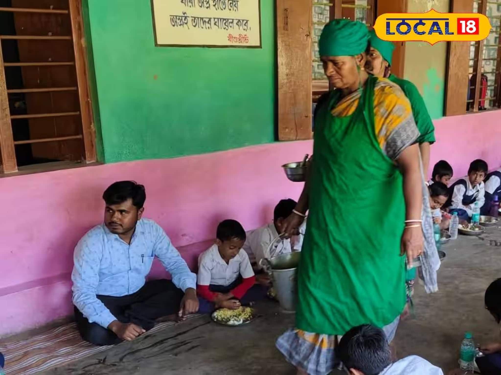 নিজে খেয়ে মিড ডে মিলের মান যাচাই! পরিদর্শনে এসে পড়ুয়াদের সঙ্গে বসে খাবার খেলেন বিডিও