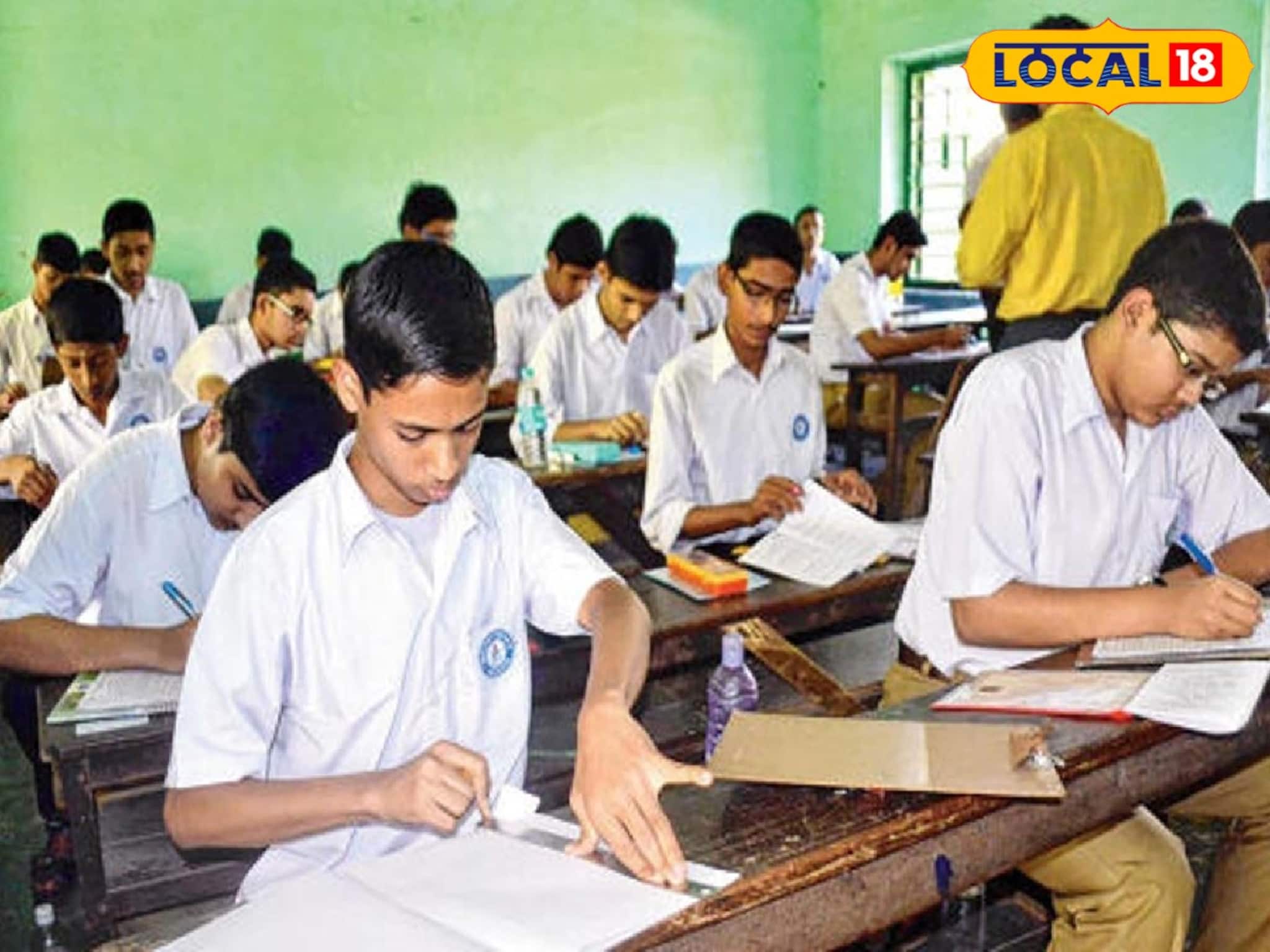 মাধ্যমিকে একজন ছাত্রকে উত্তর বলে সাহায্য, বাকিদের জন্য কড়াকড়ি! শিক্ষকের বিরুদ্ধে বিক্ষোভ