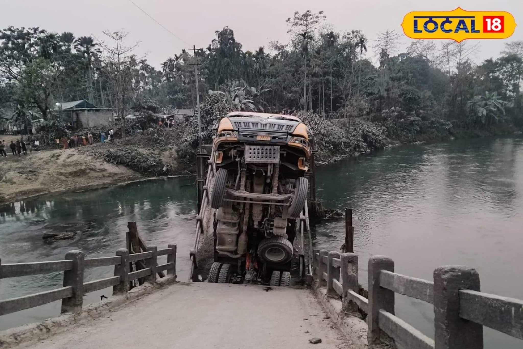 ব্রিজ ভাঙল ফালাকাটায়! বঙ্কিম সেতু দু'ভাগ হয়ে নদীতে ডাম্পার, দেওগাঁও-জটেশ্বরের যোগ ছিন্ন