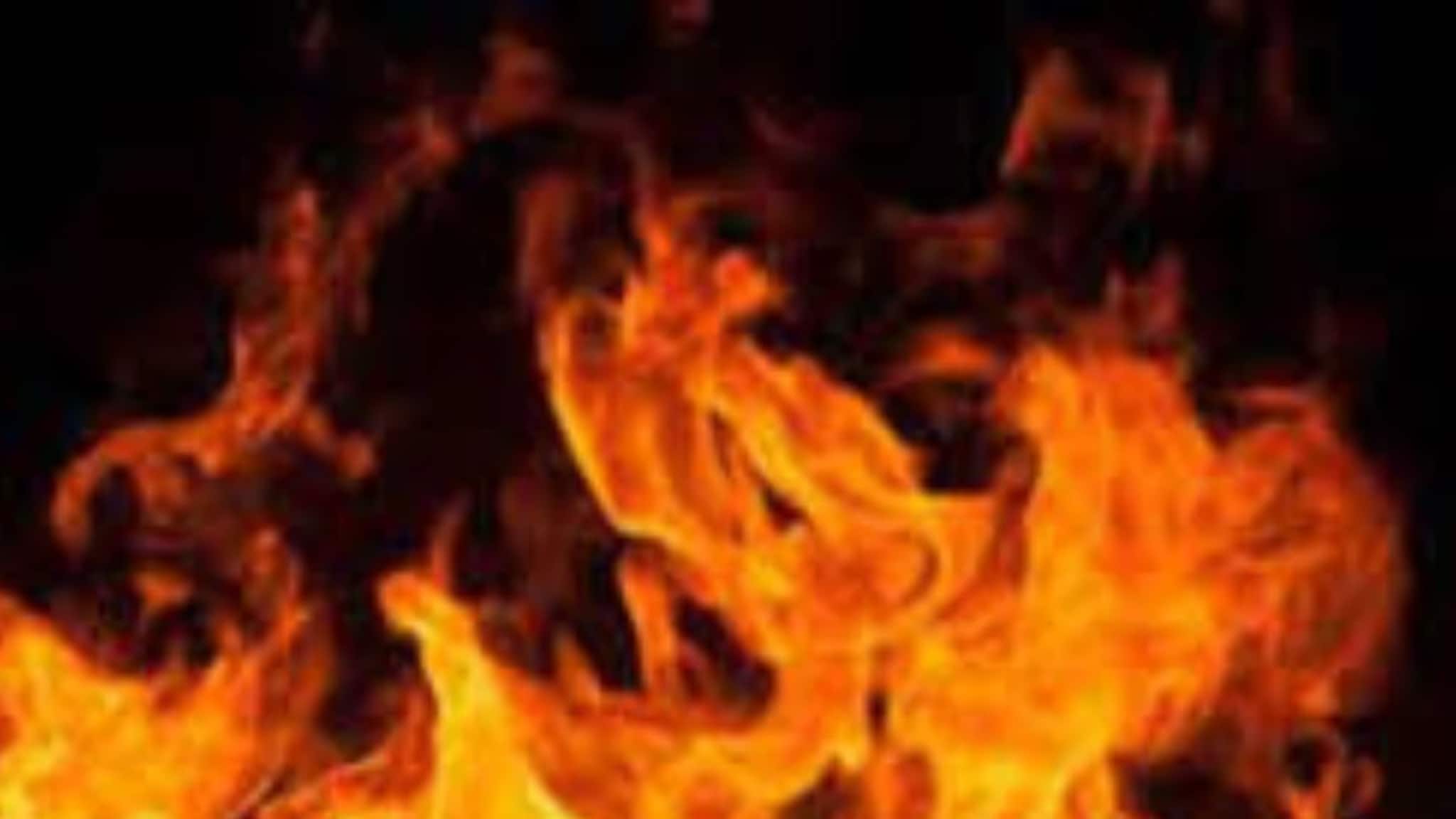 সাতসকালে ডায়মন্ড সিটি বহুতলে ৫ তলায় আগুন! ঘটনাস্থলে দমকলের ৫ টি ইঞ্জিন