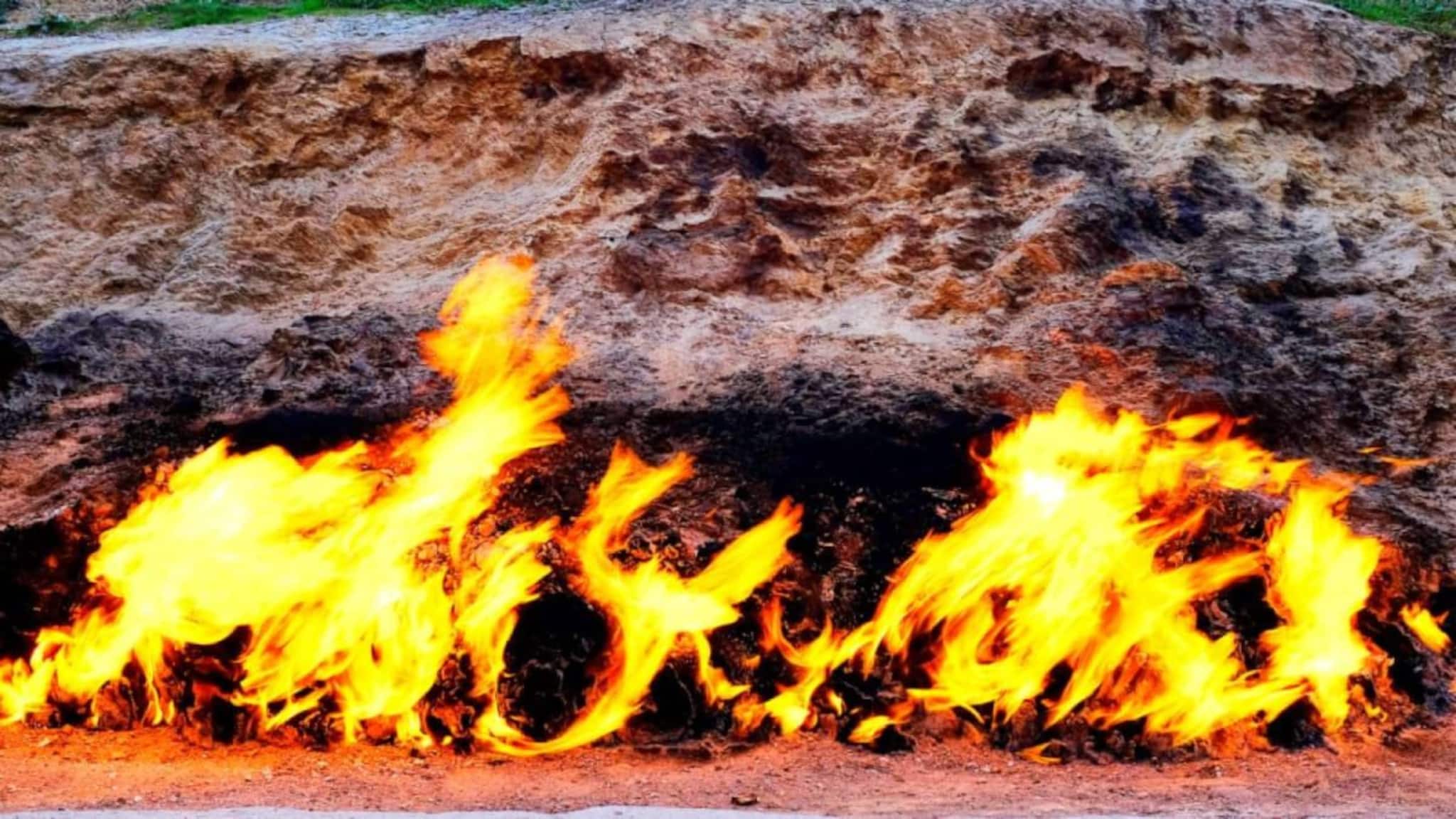 Fire Mountain: ৫০০০ বছর ধরে দাউ দাউ করে জ্বলছে আগুন! ঝড়, জল, তুষারপাত...কোনওকিছুতেই নেভেনি, কোথায় আছে জানেন এই ‘জ্বলন্ত পাহাড়’? অনন্তশিখার রহস্য কী?